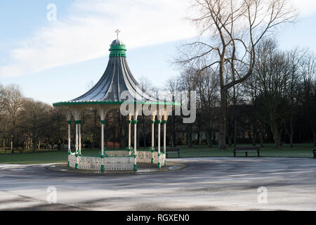 Kiosque sur un jour d'hiver glacial, Leazes Park, Newcastle upon Tyne, England, UK Banque D'Images