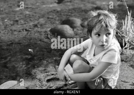 Un portrait d'une jeune fille sur le bord d'un ruisseau, Finch Hatton, Queensland 4756, Australie Banque D'Images