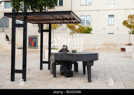 Jérusalem, Kikkar Safra, Israël - 24 décembre 2018 : Un homme juif ultra-orthodoxe à jouer du piano en plein air à Jérusalem, Israël Squire Banque D'Images