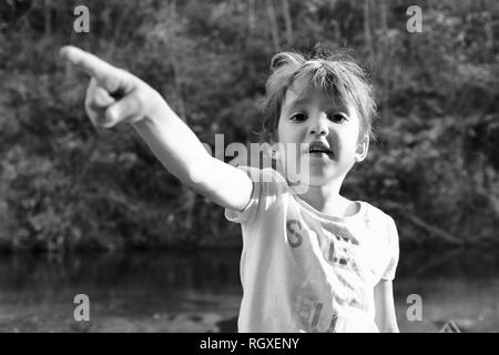 Une jeune fille à la distance, Finch Hatton, Queensland 4756, Australie Banque D'Images