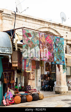 Vieille ville, Jérusalem, Israël - 24 décembre 2018 : une boutique de textiles et les fournisseurs ayant un chat à l'avant du quartier chrétien de la vieille ville, Jérusalem, Isra Banque D'Images