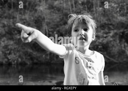 Une jeune fille à la distance, Finch Hatton, Queensland 4756, Australie Banque D'Images