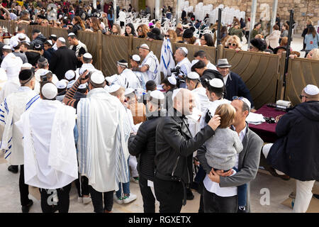 Jérusalem, vieille ville, Israël - 24 décembre 2018 : cérémonie religieuse, sainte au Mur occidental dans la vieille ville de Jérusalem, Israël. Banque D'Images