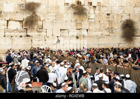 Jérusalem, vieille ville, Israël - 24 décembre 2018 : cérémonie religieuse, sainte au Mur occidental dans la vieille ville de Jérusalem, Israël. Banque D'Images
