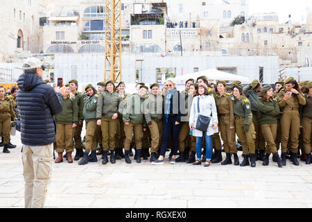 Vieille ville de Jérusalem, Israël - Décembre 24th, 2018 : les touristes américains de prendre une photo pour mémoire avec plaisir les filles du groupe militaire dans la vieille ville. Banque D'Images