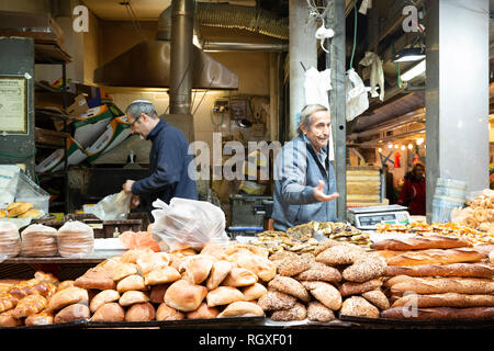 Jérusalem, Israël - 24 Décembre 2018:une variété d'aînés boulangers vendant du pain fait à la main à l'ancienne boulangerie de Juifs à Jérusalem, Israël - du marché. Banque D'Images