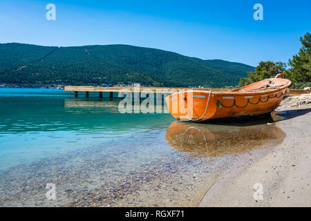 Bateau sur la côte. Yalikavak, Bodrum, Turquie Banque D'Images