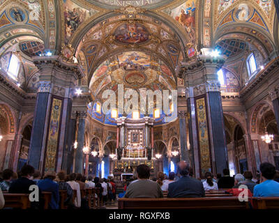 L'intérieur du sanctuaire de la Vierge du Rosaire de Pompéi, Naples, Italie. Banque D'Images