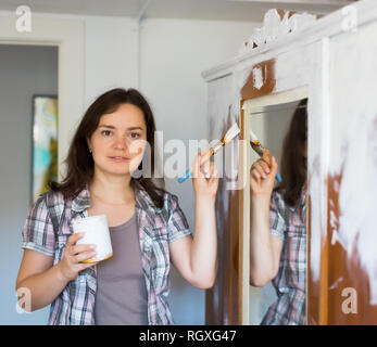 Heureux femme fait des réparations dans l'appartement et les peintures penderie Banque D'Images