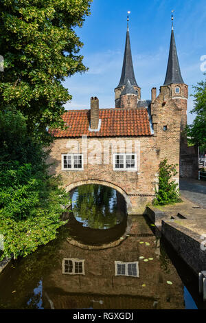 La porte de l'est à Delft dans une belle journée d'été, les Pays-Bas Banque D'Images