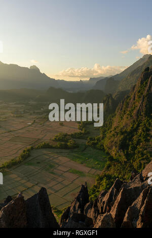Point de vue à Vang Vieng, Laos. La randonnée au sommet des montagnes qui entourent la ville et échapper aux hordes de touristes Banque D'Images