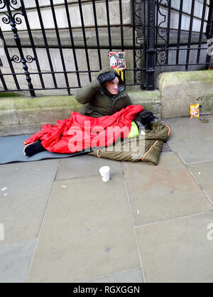 Londres, Angleterre, Royaume-Uni. Sans-abri dans la rue, avec son chien de compagnie, près de Trafalgar Square Banque D'Images