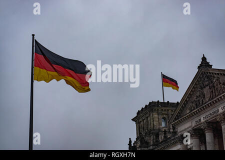 Bâtiment du Reichstag (Bundestag, le Parlement allemand) dans un jour cloudly - Berlin, Allemagne Banque D'Images