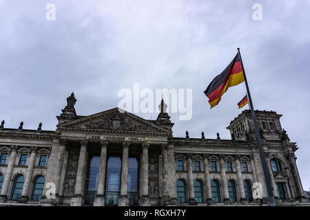 Bâtiment du Reichstag (Bundestag, le Parlement allemand) dans un jour cloudly - Berlin, Allemagne Banque D'Images