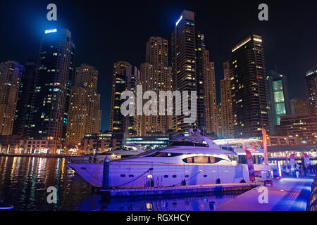 Dubaï, Émirats Arabes Unis - le 26 décembre 2017 : yacht club de Dubaï Marina district de nuit. Location de bateau sur l'horizon avec l'éclairage. Transport de l'eau et les transports. Billet ou voyage et voyage. Banque D'Images