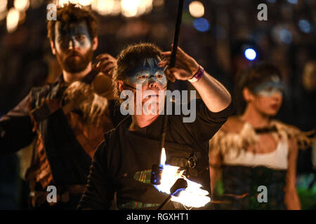 Membres de PyroCeltica au cours d'une marche aux flambeaux avec : Pyroceltica Où : Édinbourg, Royaume-Uni Quand : 30 Déc 2018 Crédit : Euan Cherry/WENN Banque D'Images