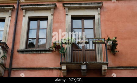 Taormine, province de Messine, en Sicile. Marche à travers la ville, il est habituel de voir les maisons colorées. Banque D'Images