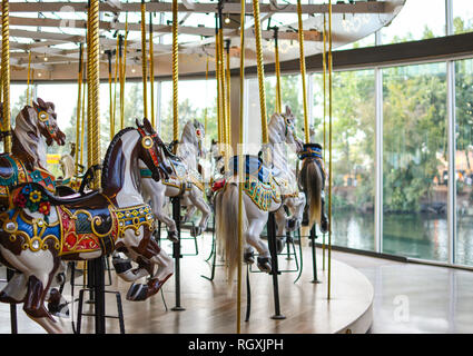 Les chevaux du Carrousel vide assis à l'intérieur du Carrousel Looff merry go round dans parc Riverfront, Spokane, Washington Banque D'Images