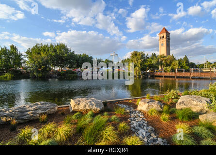 Les amateurs de festival apprécient le cochon annuel dans le parc au Riverfront Park le long de la rivière Spokane à Spokane, Banque D'Images