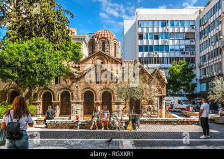 Athènes, Grèce - 17 septembre 2018 : l'église de Panaghia Kapnikarea, la plus ancienne église d'Athènes, situé dans le quartier commerçant, sur la rue Ermou. Banque D'Images