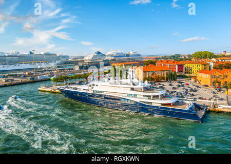 Venise, Italie - 18 septembre 2018 : yachts, bateaux et navires de croisière, les passagers attendent dans le port de croisière de Venise, Italie. Banque D'Images