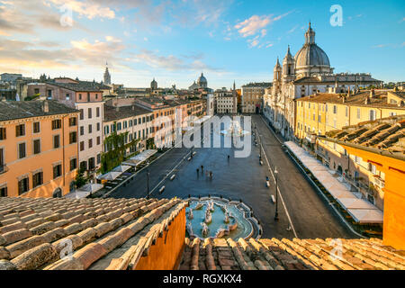 Rome, Italie - 30 septembre 2018 : Tôt le matin vue depuis une terrasse donnant sur la Piazza Navona que la lumière du soleil illumine le dôme sur la cathédrale Sainte Agnès Banque D'Images