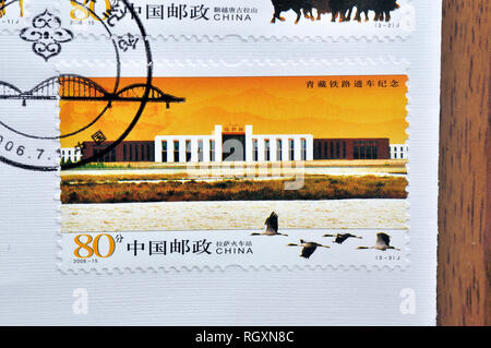 Chine - circa 2006 : timbre imprimé en Chine Qinghai - Tibet montre 2006-15 ouvert à la circulation ferroviaire, vers 2006, vers 2006. Banque D'Images