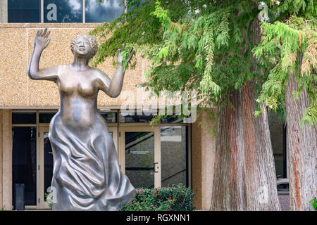 Mahalia Jackson statue par le sculpteur Elizabeth Catlett au Parc Louis Armstrong, Mahalia Jackson Theater of the Performing Arts, La Nouvelle-Orléans, Louisiane Banque D'Images