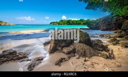 La plage Paysage Océan sable coloré Beachscape Tropiques Caraïbes Portland Boston Bay vagues rochers eau vert d'eau bleu ciel Île étrangers Banque D'Images