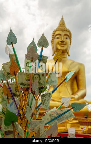 Un arrangement de la monnaie sur un arbre d'argent offerte comme une offrande religieuse au Wat Phra Yai situé sur Pratumnak Hill à Pattaya, Thaïlande Banque D'Images