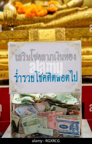 Un arrangement de la monnaie sur un arbre d'argent offerte comme une offrande religieuse au Wat Phra Yai situé sur Pratumnak Hill à Pattaya, Thaïlande Banque D'Images