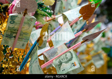 Un arrangement de la monnaie sur un arbre d'argent offerte comme une offrande religieuse au Wat Phra Yai situé sur Pratumnak Hill à Pattaya, Thaïlande Banque D'Images