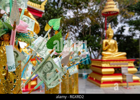 Un arrangement de la monnaie sur un arbre d'argent offerte comme une offrande religieuse au Wat Phra Yai situé sur Pratumnak Hill à Pattaya, Thaïlande Banque D'Images