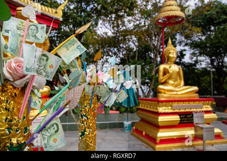 Un arrangement de la monnaie sur un arbre d'argent offerte comme une offrande religieuse au Wat Phra Yai situé sur Pratumnak Hill à Pattaya, Thaïlande Banque D'Images