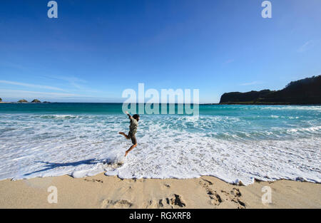 Jumpshot au magnifique lagon bleu (Maira-ira) Plage, Pagudpud, Ilocos Norte, Philippines Banque D'Images
