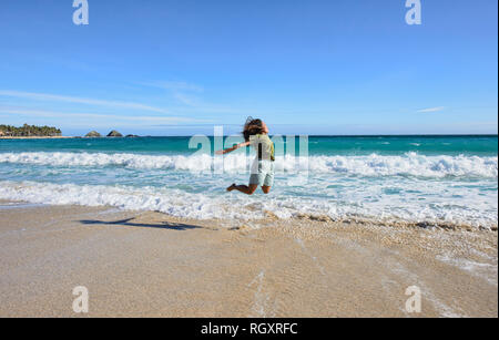 Jumpshot au magnifique lagon bleu (Maira-ira) Plage, Pagudpud, Ilocos Norte, Philippines Banque D'Images
