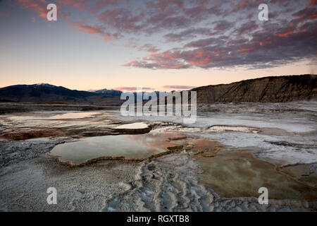 WY03062-00...WYOMING - Coucher de soleil sur la terrasse supérieure de Mammoth Hot Springs dans le Parc National de Yellowstone. Banque D'Images