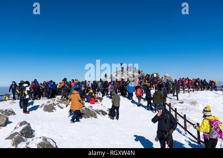 Les gens de la randonnée sur Deogyusan montagne en hiver Banque D'Images