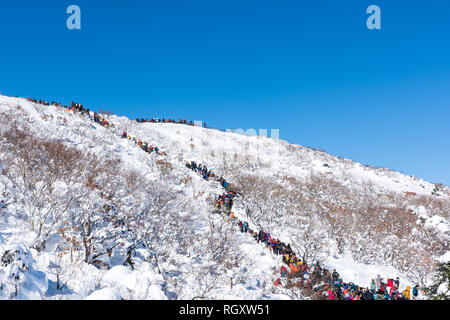 Les gens de la randonnée sur Deogyusan montagne en hiver Banque D'Images