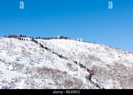 Les gens de la randonnée sur Deogyusan montagne en hiver Banque D'Images