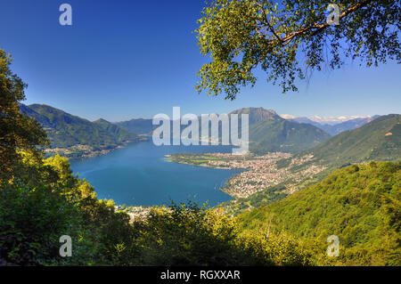 Vue panoramique sur le Lac Majeur avec une Alpine Mountain au Tessin, Suisse. Banque D'Images