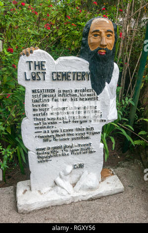 Le cimetière perdu ou de cimetière de la négativité au Camp John Hay à Baguio City, Philippines, qui contient une foule de mots d'esprit de la sagesse. Banque D'Images