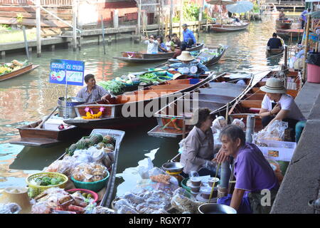 ,Thaïlande RATCHABURI- 13 MAI 2017 : Marché flottant de Damnoen Saduak est un endroit très attrayant pour les touristes de voir la manière traditionnelle de vente et l'achat Banque D'Images