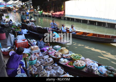 ,Thaïlande RATCHABURI- 13 MAI 2017 : Marché flottant de Damnoen Saduak est un endroit très attrayant pour les touristes de voir la manière traditionnelle de vente et l'achat Banque D'Images