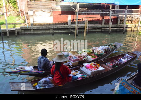 ,Thaïlande RATCHABURI- 13 MAI 2017 : Marché flottant de Damnoen Saduak est un endroit très attrayant pour les touristes de voir la manière traditionnelle de vente et l'achat Banque D'Images