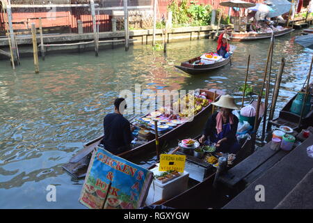 ,Thaïlande RATCHABURI- 13 MAI 2017 : Marché flottant de Damnoen Saduak est un endroit très attrayant pour les touristes de voir la manière traditionnelle de vente et l'achat Banque D'Images