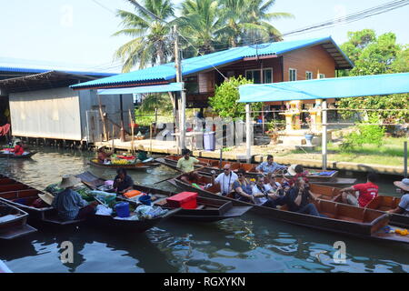 ,Thaïlande RATCHABURI- 13 MAI 2017 : Marché flottant de Damnoen Saduak est un endroit très attrayant pour les touristes de voir la manière traditionnelle de vente et l'achat Banque D'Images