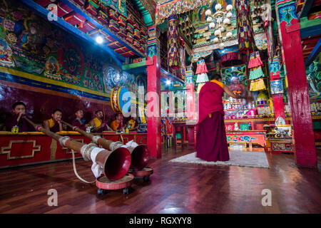 Les moines prient lors d'une cérémonie au monastère de la ville dans la vallée de Kali Gandaki Banque D'Images