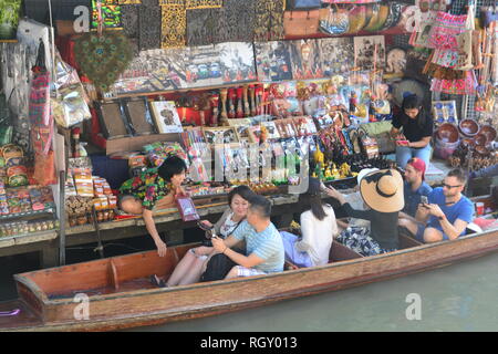 ,Thaïlande RATCHABURI- 13 MAI 2017 : Marché flottant de Damnoen Saduak est un endroit très attrayant pour les touristes de voir la manière traditionnelle de vente et l'achat Banque D'Images