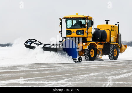 SELFRIDGE Air National Guard Base, Mich.-- Un ingénieur de l'équipement avec le 127e Escadron de génie civil, les routes et terrains magasin ici, avec diligence efface la neige tôt ce matin, l'utilisation d'un chasse-neige Oshkosh numéro 20. Les efforts visant à base claire Routes, parcs de stationnement, des pistes et l'aérodrome de rampes, est nécessaire pour permettre à notre mission de poursuivre sans entrave. Les routes et terrains équipe travaille avec diligence pour garder la rampe claire afin que la mission n'est jamais touché. Selfridge Air National Guard Base jamais 'ferme', elle reste ouverte en vertu de l'un des paliers prescrits de l'éventualité. Banque D'Images